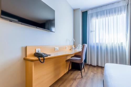 Habitación Doble adaptada para personas con movilidad reducida del hotel Travelodge Madrid Alcalá de Henares. Foto 13