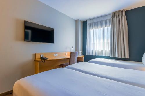 Habitación Triple del hotel Travelodge Madrid Alcalá de Henares. Foto 6