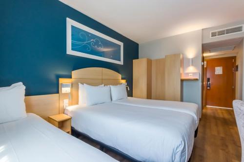 Habitación Triple del hotel Travelodge Madrid Alcalá de Henares. Foto 7