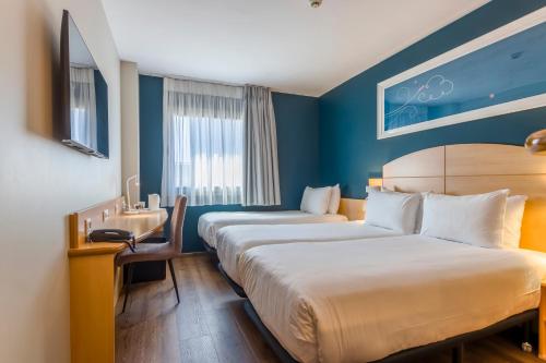Habitación Triple del hotel Travelodge Madrid Alcalá de Henares. Foto 11