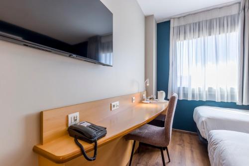 Habitación Triple del hotel Travelodge Madrid Alcalá de Henares. Foto 13
