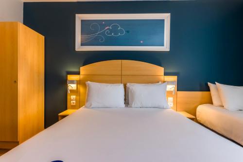 Habitación Triple (1 cama doble + 1 cama individual) del hotel Travelodge Madrid Alcalá de Henares. Foto 6