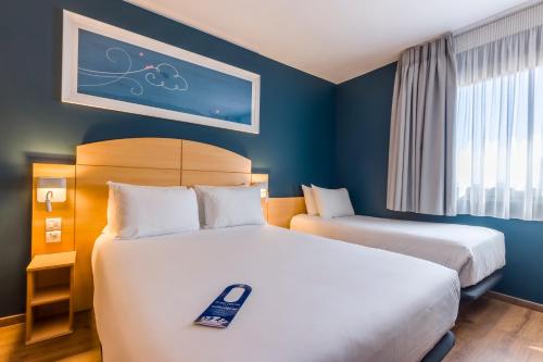 Habitación Triple (1 cama doble + 1 cama individual) del hotel Travelodge Madrid Alcalá de Henares. Foto 9