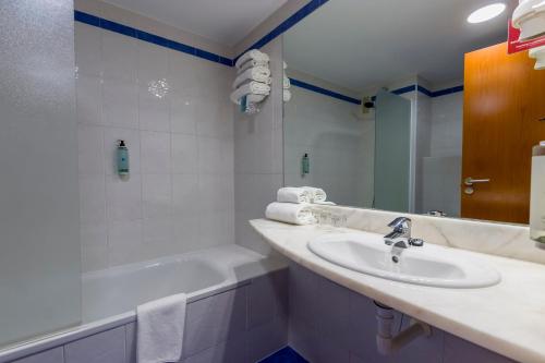 Habitación Triple (1 cama doble + 1 cama individual) del hotel Travelodge Madrid Alcalá de Henares. Foto 13