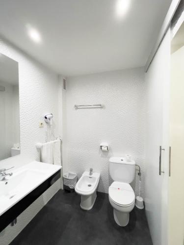Habitación Triple Estándar del hotel Hoteles Urbanos N Avenida de España. Foto 9