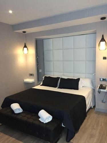 Suite con bañera de hidromasaje - Cama extragrande del hotel Hoteles Urbanos N Avenida de España