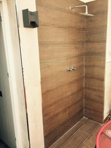 Suite con bañera de hidromasaje - Cama extragrande del hotel Hoteles Urbanos N Avenida de España. Foto 4