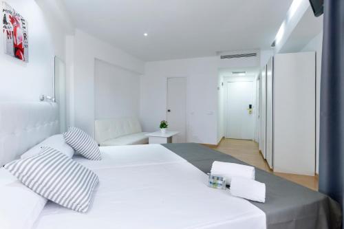 Habitación Doble Superior del hotel Boutique Urban Madrid Genova. Foto 21