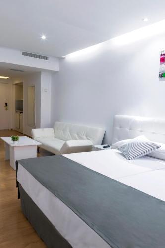 Habitación Doble Superior del hotel Boutique Urban Madrid Genova. Foto 61