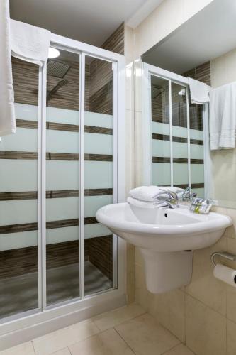 Habitación Doble Superior del hotel Boutique Urban Madrid Serrano. Foto 22