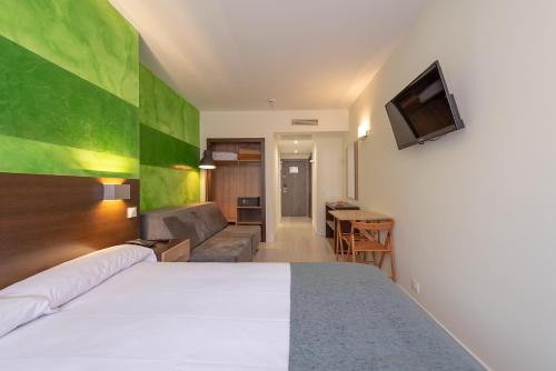 Habitación Triple del hotel Apartamentos Recoletos. Foto 1
