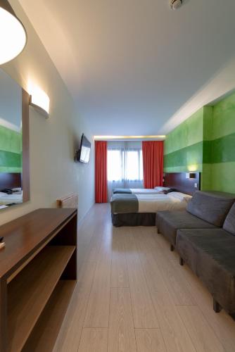 Habitación Triple del hotel Apartamentos Recoletos. Foto 2
