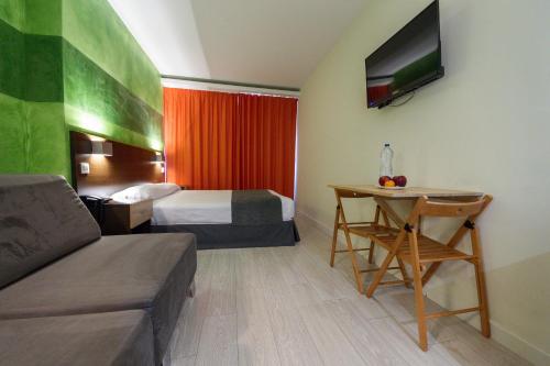 Habitación Triple del hotel Apartamentos Recoletos. Foto 6