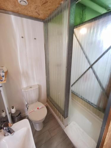 Habitación Doble con baño privado - 2 camas del hotel La Posada de el Chaflán. Foto 13