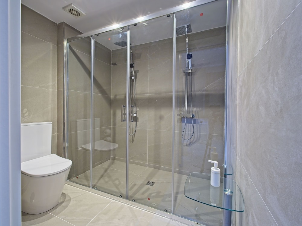 Suite, bañera de hidromasaje (Habitacion con jacuzzi IV) del hotel Caballero Errante. Foto 3
