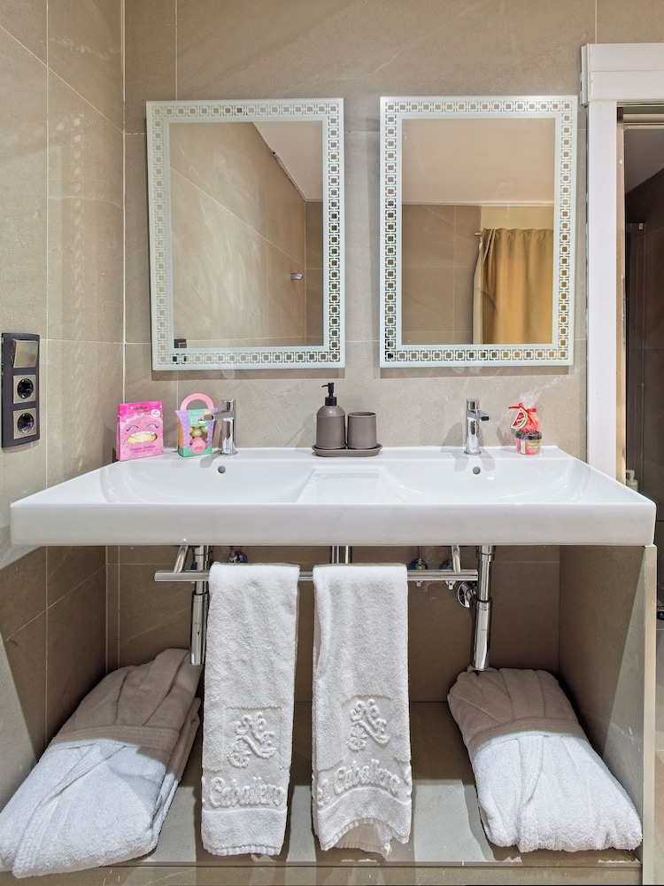 Suite, bañera de hidromasaje (Habitacion con jacuzzi IV) del hotel Caballero Errante. Foto 4