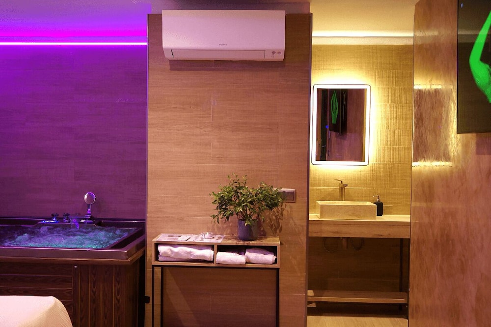 Habitación doble, bañera de hidromasaje (Habitacion con jacuzzi I) del hotel Caballero Errante. Foto 2