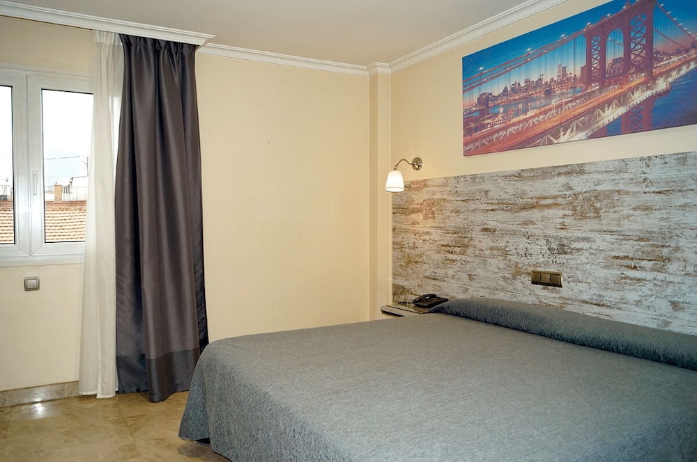Habitación individual amplia del hotel Caballero Errante. Foto 1