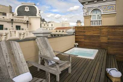 Habitación doble Lujo Balcón o Terraza Jacuzzi del hotel Iberostar Las Letras Gran Via. Foto 1