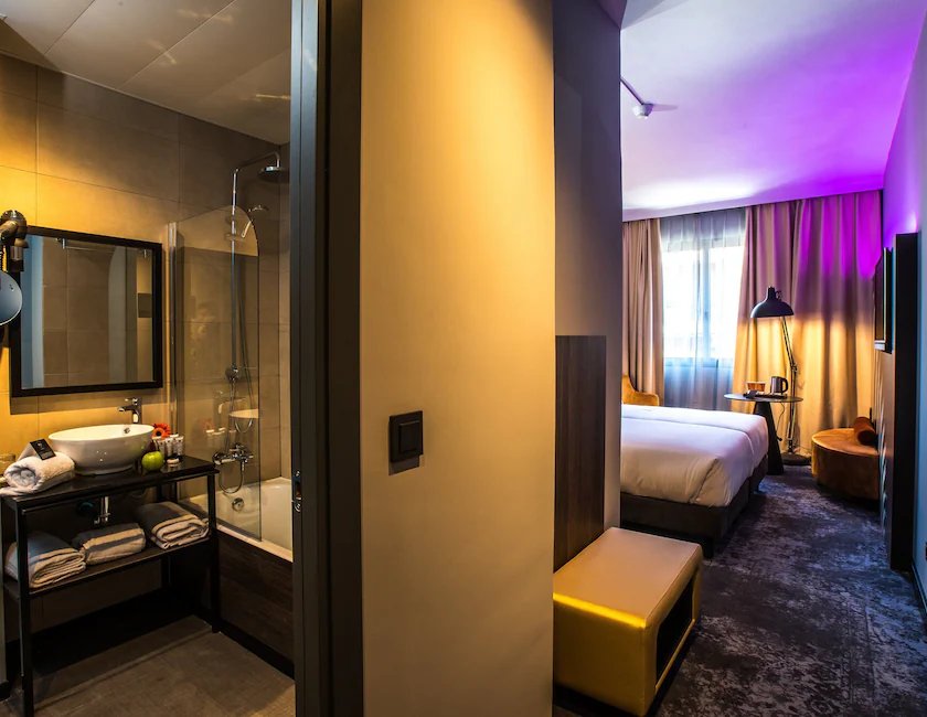 Habitación Triple Confort del hotel Nyx Hotel Madrid By Leonardo Hotels. Foto 6
