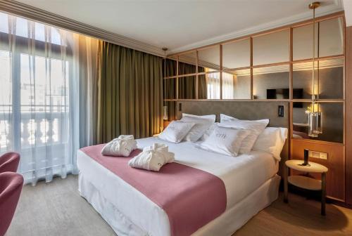 Habitación Doble Premium con cama grande y balcón del hotel Barceló Emperatriz