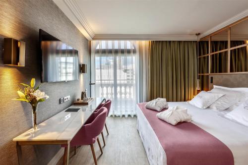 Habitación Doble Premium con cama grande y balcón del hotel Barceló Emperatriz. Foto 1