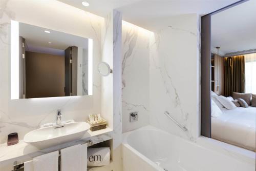 Habitación Doble Premium con cama grande y balcón del hotel Barceló Emperatriz. Foto 3