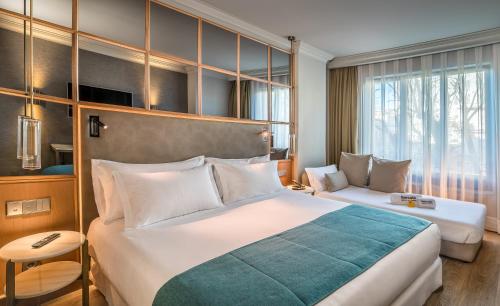 Habitación Premium con cama extragrande del hotel Barceló Emperatriz. Foto 4
