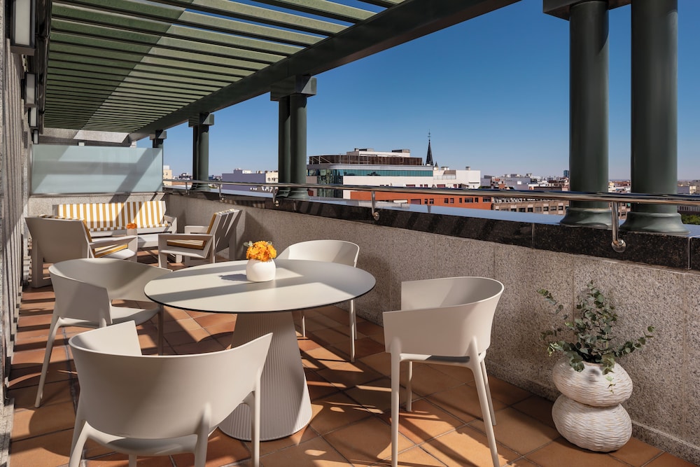 Suite triple con terraza del hotel VP SOGNIO Metropolitano. Foto 5