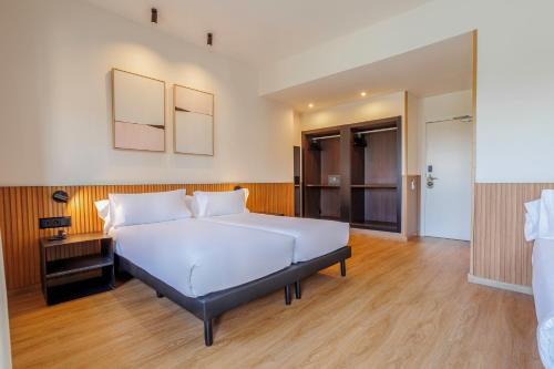 Habitación Triple Estándar del hotel Acta Madfor. Foto 2