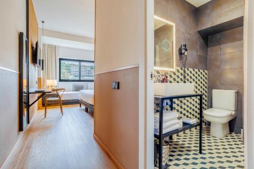 Habitación Triple Estándar del hotel Acta Madfor. Foto 5