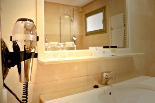 Habitación Doble con cama supletoria (2 adultos + 1 niño menor de 12) del hotel Villamadrid. Foto 5