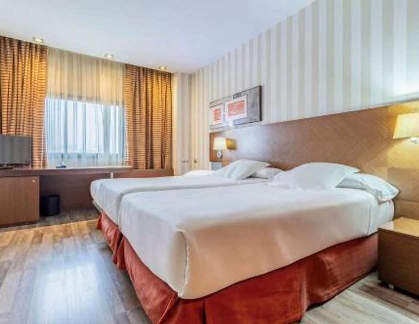 Habitación Triple Clásica del hotel Sercotel las Artes Pinto