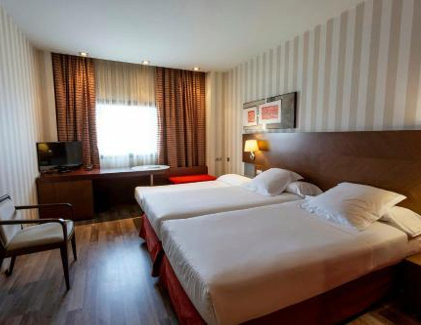 Habitación Triple Clásica del hotel Sercotel las Artes Pinto. Foto 2