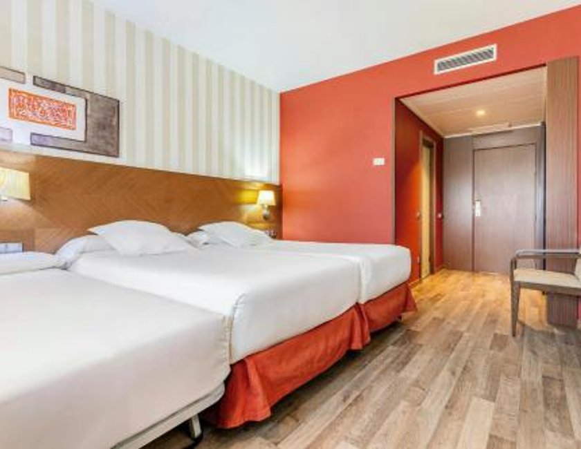 Habitación Triple Clásica del hotel Sercotel las Artes Pinto. Foto 3