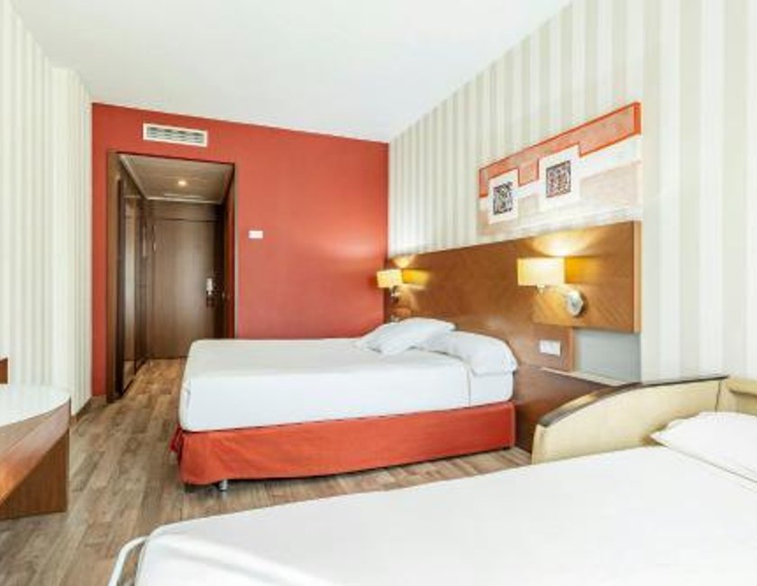 Habitación Triple del hotel Sercotel las Artes Pinto. Foto 1