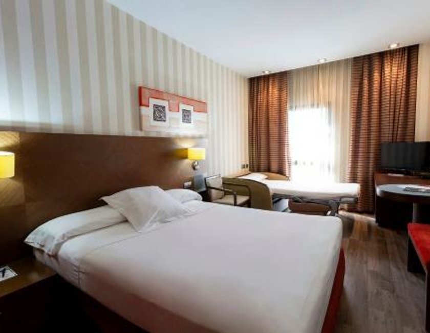 Habitación Triple del hotel Sercotel las Artes Pinto. Foto 3