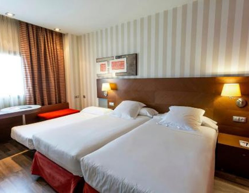 Habitación Triple Clásica del hotel Sercotel las Artes Pinto. Foto 4