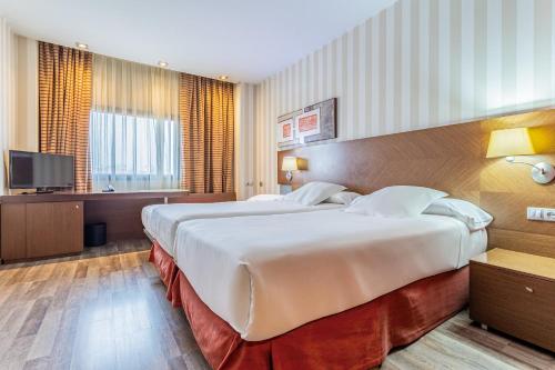 Habitación Triple Clásica del hotel Sercotel las Artes Pinto