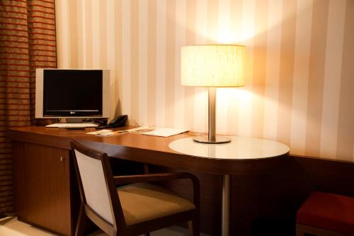 Habitación Triple Clásica del hotel Sercotel las Artes Pinto. Foto 1