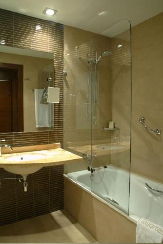 Habitación Triple Clásica del hotel Sercotel las Artes Pinto. Foto 2