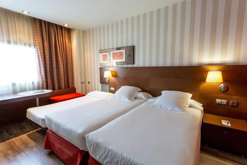 Habitación Triple Clásica del hotel Sercotel las Artes Pinto. Foto 3