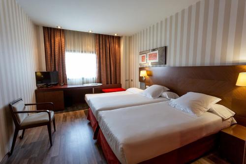 Habitación Triple Clásica del hotel Sercotel las Artes Pinto. Foto 4