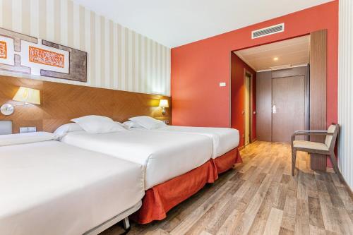 Habitación Triple Clásica del hotel Sercotel las Artes Pinto. Foto 5