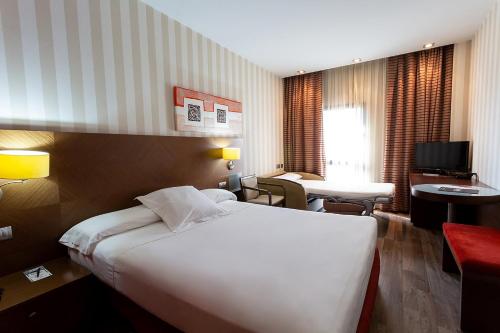 Habitación Triple del hotel Sercotel las Artes Pinto. Foto 2