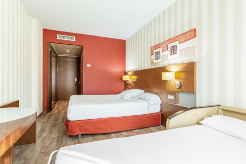 Habitación Triple del hotel Sercotel las Artes Pinto. Foto 4