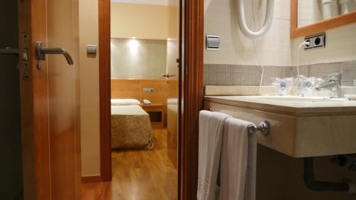 Habitación Cuádruple Clásica del hotel Rusadir. Foto 7