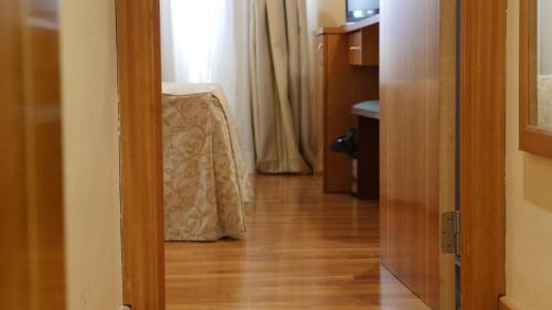 Habitación Cuádruple Clásica del hotel Rusadir. Foto 9