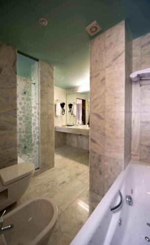 Habitación Doble Deluxe con bañera de hidromasaje - 1 o 2 camas del hotel Executive Sport. Foto 9