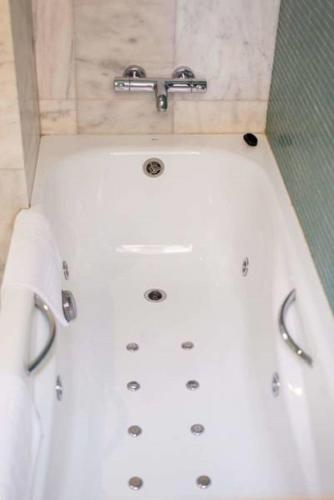Habitación Doble Deluxe con bañera de hidromasaje - 1 o 2 camas del hotel Executive Sport. Foto 12